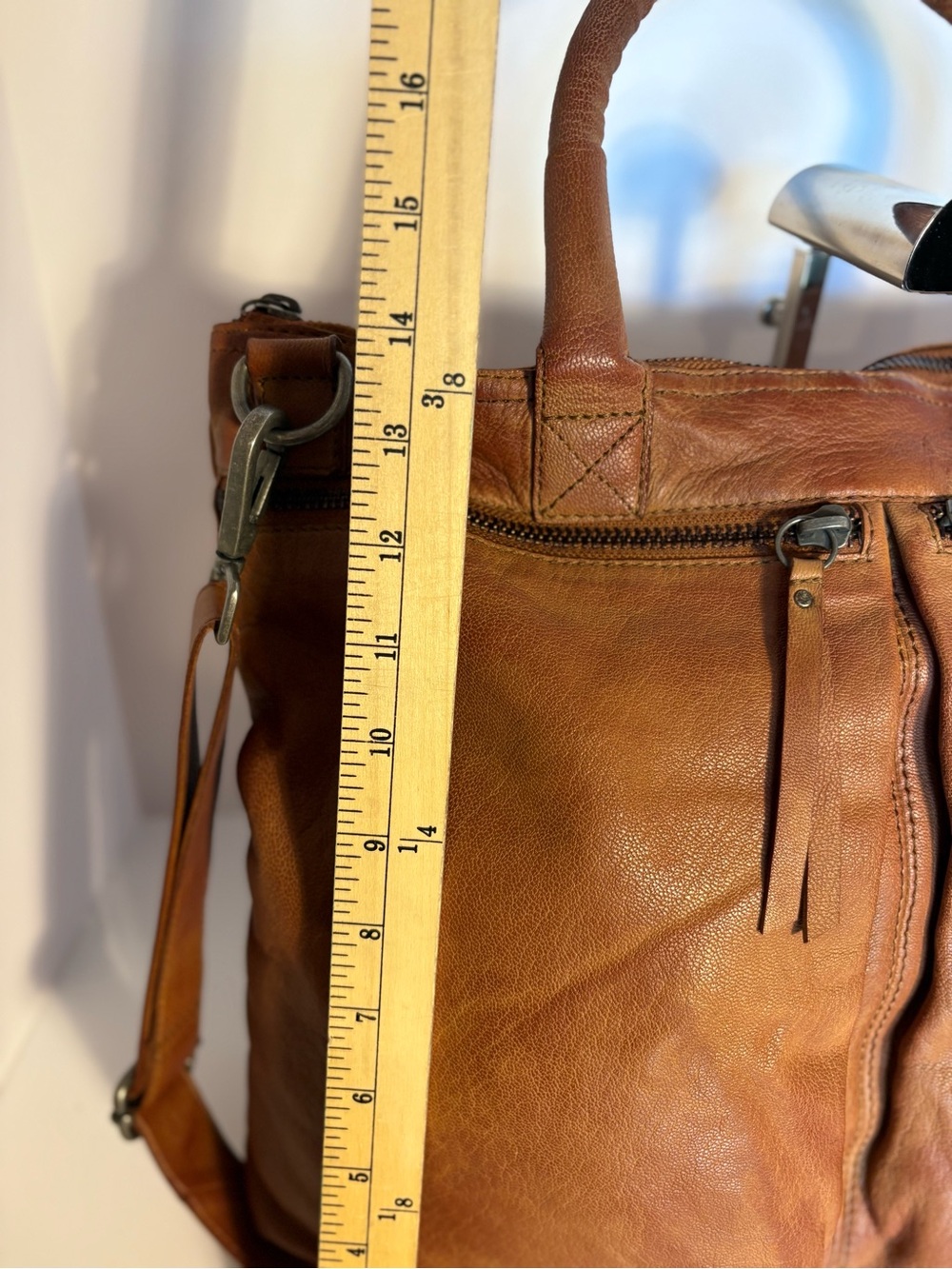 Everyday Leather Shoulder Bag in Tan - Picture 4 of 8